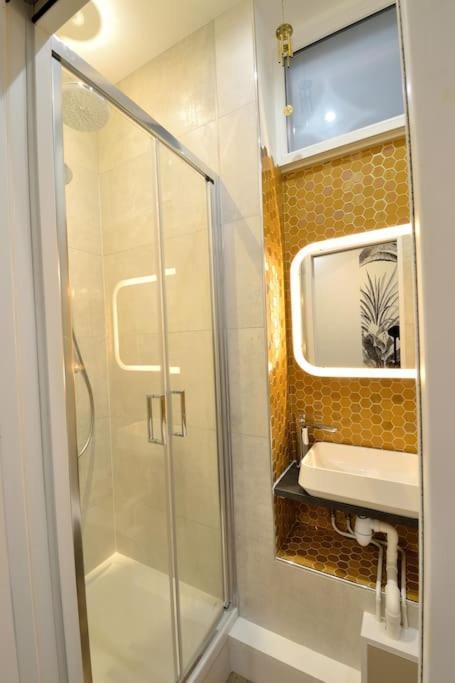 Tiny Cosy Namastay In Trendy Canal St Martin Area Appartamento Parigi